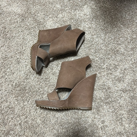 Heels - Picture 3 of 5